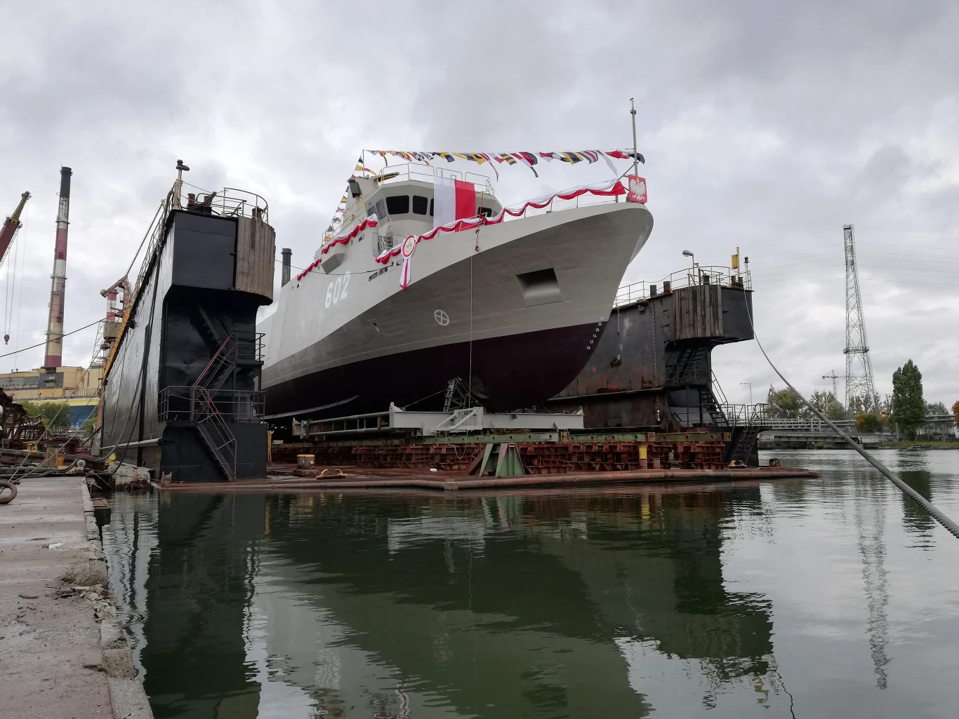 "Albatros" tuż przed wodowaniem w doku, który został zatopiony, by okręt mógł zejsć na wodę