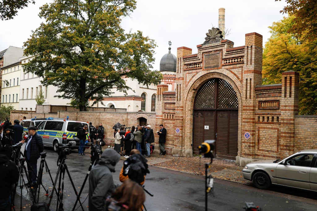 „To konto zostało założone dwa miesiące przed atakiem i starało się transmitować wcześniej tylko raz. Wideo nie pojawiło się w rekomendacjach, a nasze śledztwo wskazuje, że rozprowadzanie było koordynowane przez inne sieci społecznościowe” - tłumaczy się serwis, nie mówiąc nic konkretnego. „To konto zostało założone dwa miesiące przed atakiem i starało się transmitować wcześniej tylko raz. Wideo nie pojawiło się w rekomendacjach, a nasze śledztwo wskazuje, że rozprowadzanie było koordynowane przez inne sieci społecznościowe” - tłumaczy się serwis, nie mówiąc nic konkretnego.