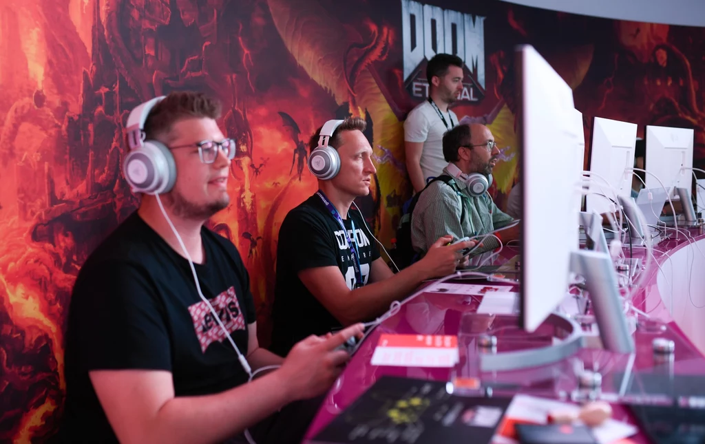 Google Stadia debiutuje w listopadzie , w czternastu krajach (na liście nie ma Polski). Aby jednak skorzystać z usługi w okresie premiery, trzeba zapłacić aż 129,99 euro (ok. 555 zł). Standardowy abonament (9,99 euro) oraz wersja darmowa ukażą się później. Google Stadia debiutuje w listopadzie , w czternastu krajach (na liście nie ma Polski). Aby jednak skorzystać z usługi w okresie premiery, trzeba zapłacić aż 129,99 euro (ok. 555 zł). Standardowy abonament (9,99 euro) oraz wersja darmowa ukażą się później.