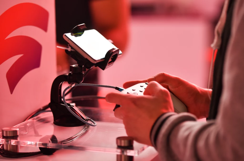 W jaki sposób Google osiągnie taki poziom? Jak wyjaśnia Bakar, Stadia ma dysponować „negatywnymi opóźnieniami” po stronie serwerów, co pozwoli sprowadzić te faktyczne opóźnienia - juz po stronie gracza - do zera, eliminując także choćby opóźnienia wprowadzane przez monitor. W jaki sposób Google osiągnie taki poziom? Jak wyjaśnia Bakar, Stadia ma dysponować „negatywnymi opóźnieniami” po stronie serwerów, co pozwoli sprowadzić te faktyczne opóźnienia - juz po stronie gracza - do zera, eliminując także choćby opóźnienia wprowadzane przez monitor.