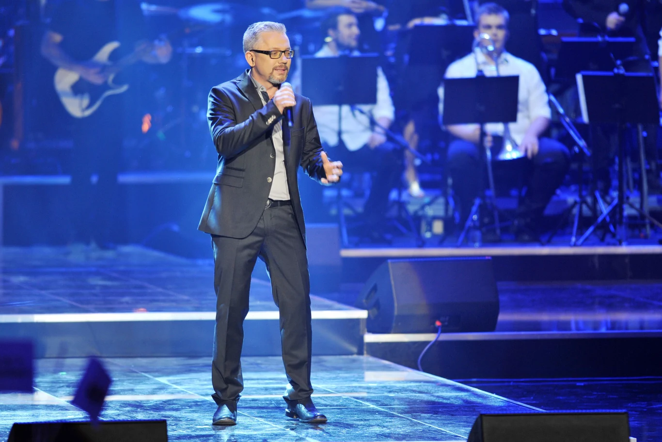 "Lubię wierzyć, że los mi sprzyja. Oczywiście moje życie nie jest samym pasmem sukcesów, popełniłem trochę błędów. Niemniej zdarzyło się w nim wiele dobrego. Jestem z kobietą, którą kocham, mam córki, które kocham, oraz pracę, którą kocham. I nie są to tylko słowa. Nie wyznaczam sobie celów. Całe życie planowałem i wiele postanowień legło w gruzach. Będzie co ma być. To moje nowe motto życiowe" - mówił w jednym z wywiadów Łągwa.