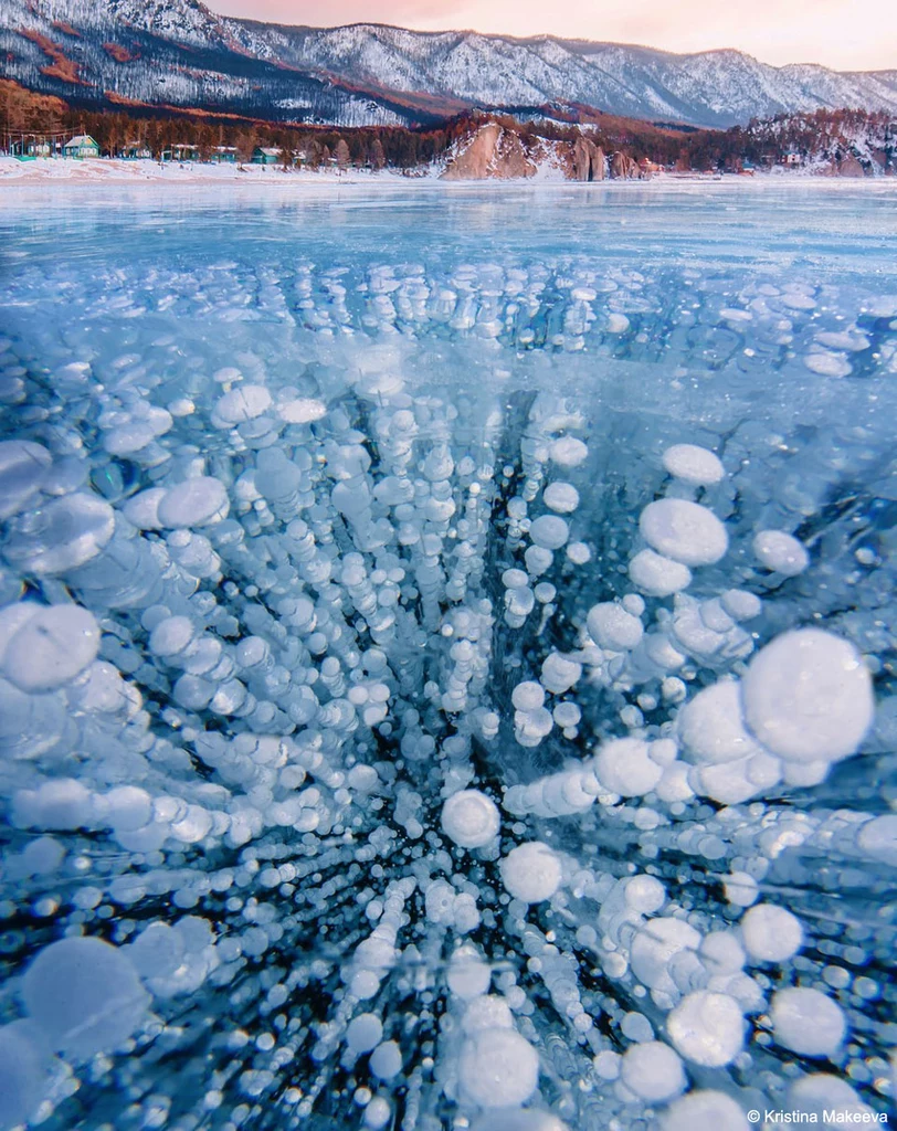 Bąbelki metanu na jeziorze w Rosji - NASA/Kristina Makeeva