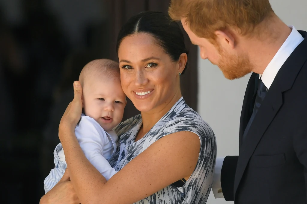 Meghan Markle i książę Harry z małym Archie'm 