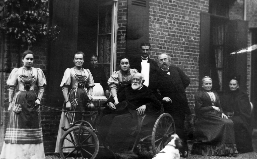 Leonia Martin (druga od lewej) z rodziną w Lisieux