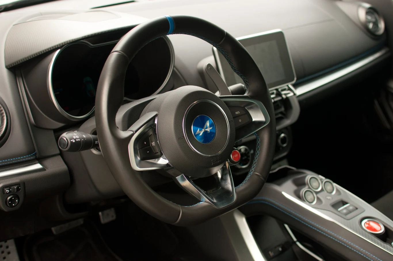 Kokpit jest estetyczny i jak na XXI wiek dość ascetyczny. Ale czy trzeba czegoś więcej?