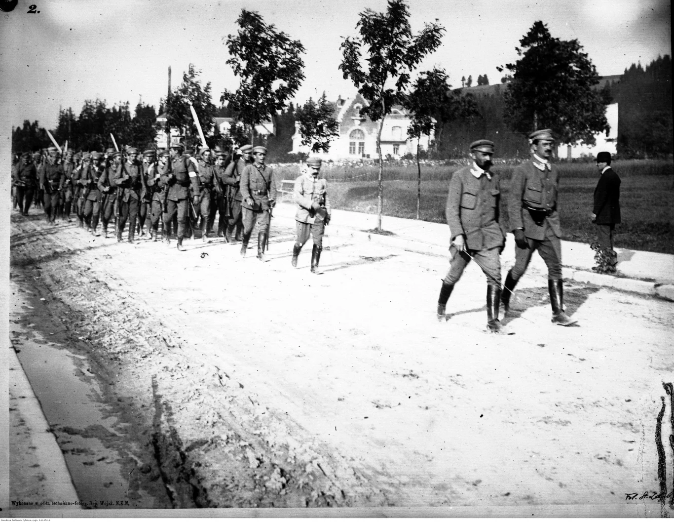 Związek Strzelecki - ćwiczenia w Zakopanem. Na czele kolumny idą: Józef Piłsudski (z lewej) i Kazimierz Sosnkowski (z prawej) Związek Strzelecki - ćwiczenia w Zakopanem. Na czele kolumny idą: Józef Piłsudski (z lewej) i Kazimierz Sosnkowski (z prawej)