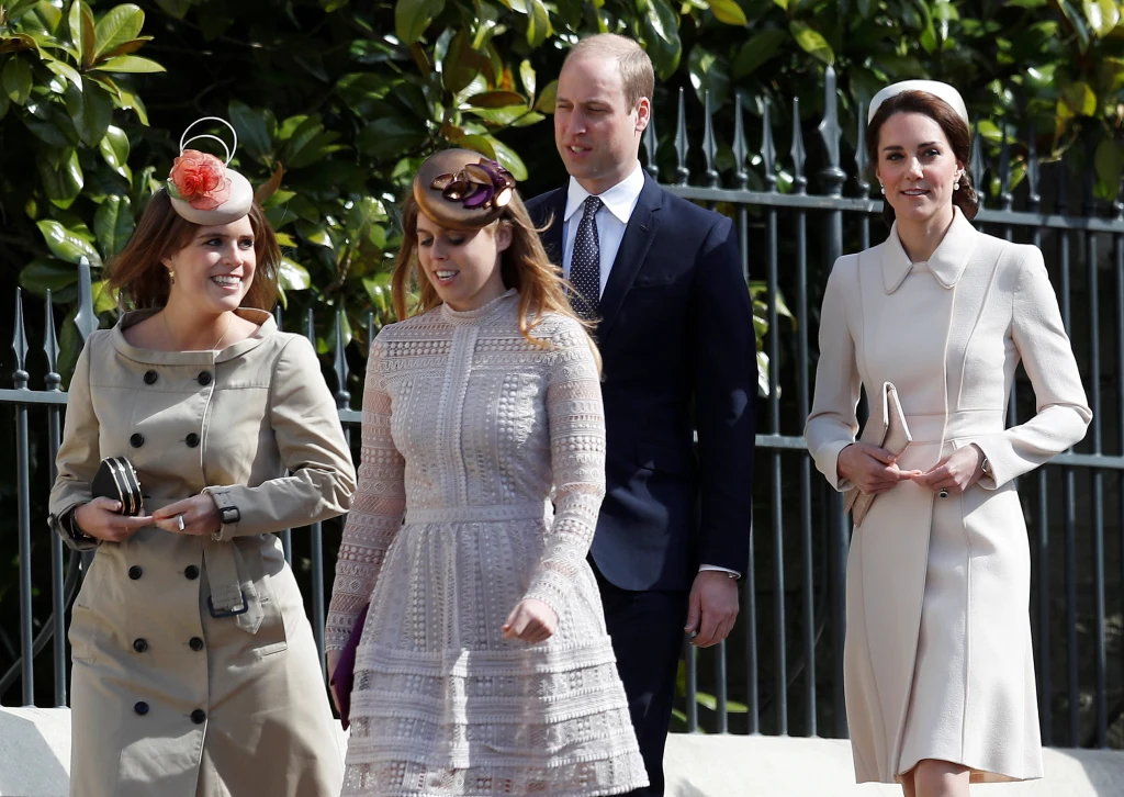 Księżniczka Beatrycze z siostrą Eugenią, księciem Williamem i księżną Kate Księżniczka Beatrycze z siostrą Eugenią, księciem Williamem i księżną Kate