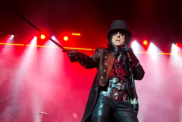 Alice Cooper był najbardziej popularny w latach 70. Powszechnie uważa się go za twórcę nowych odmian rocka. 
