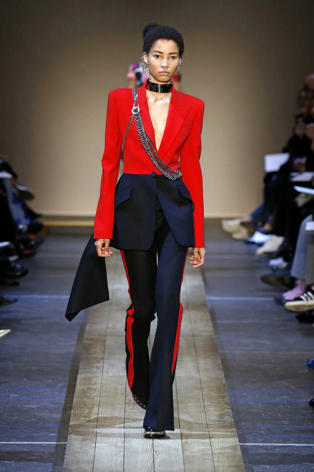 Pokaz Alexander McQueen podczas tygodnia mody w Paryżu Pokaz Alexander McQueen podczas tygodnia mody w Paryżu