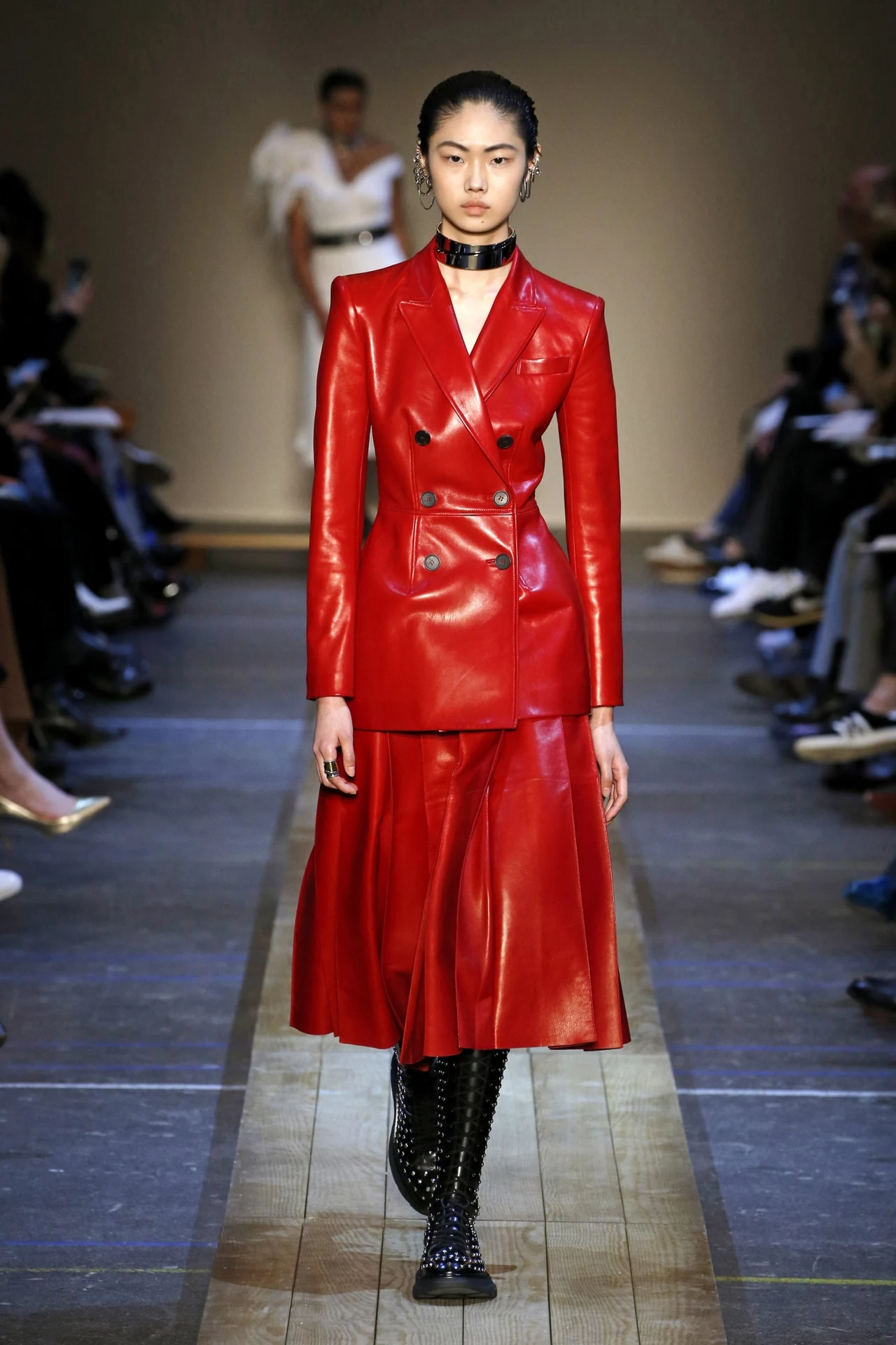 Pokaz Alexander McQueen podczas tygodnia mody w Paryżu Pokaz Alexander McQueen podczas tygodnia mody w Paryżu
