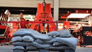 Worki z piaskiem w boksie Ferrari