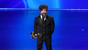 Peter Dinklage z nagrodą Emmy za rolę w serialu "Gra o tron" (2019)