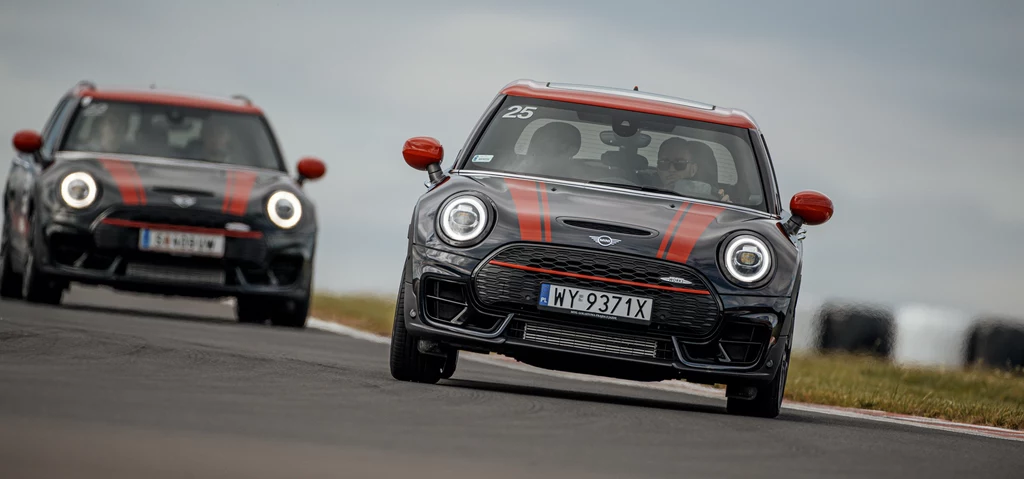 Autor za kierownicą Mini John Cooper Works na Silesia Ring. Fot. MINI