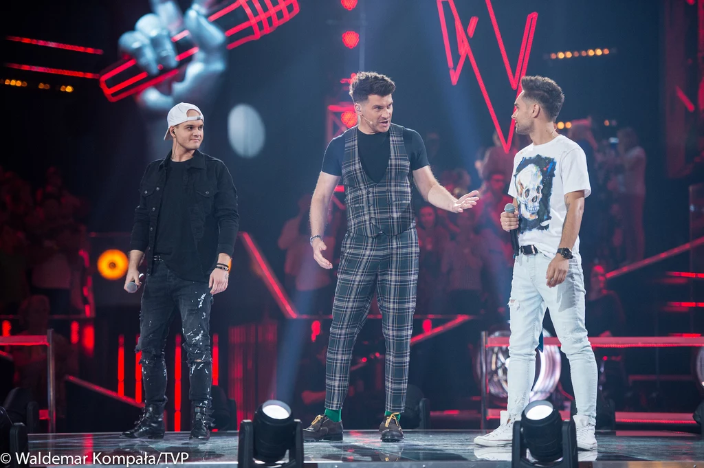 Jerzy Gmurzyńsk i Damian Kulej na scenie podczas bitwy w "The Voice of Poland"