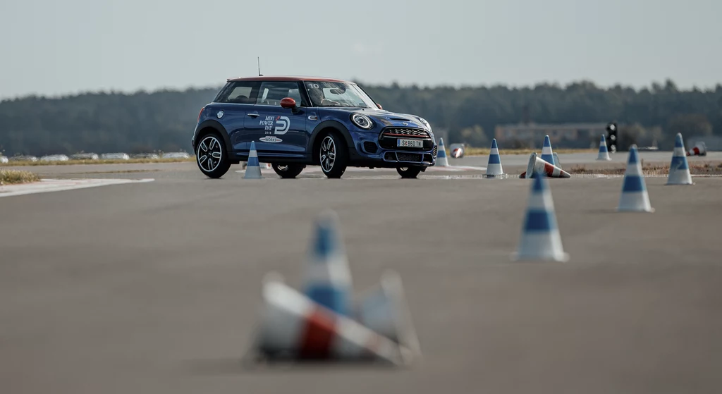 W slalomie najlepiej radziły sobie Mini John Cooper Works. Słabsze, ale mniejsze i lżejsze. Fot. MINI