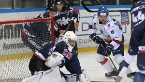 Hokeista Podhala Nowy Targ Adrian Słowakiewicz (P) i bramkarz Tomas Fucik (L) z Lotosu PKH Gdańsk