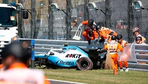 Rozbity bolid Roberta Kubicy