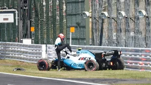 Robert Kubica wysiada z rozbitego bolidu podczas kwalifikacji przed GP Japonii