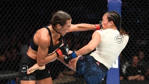 Joanna Jędrzejczyk (z lewej) pokonała Michelle Waterson