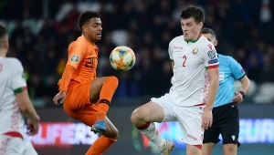 Donyell Malen w starciu o piłkę z Stanislavem Dragunem