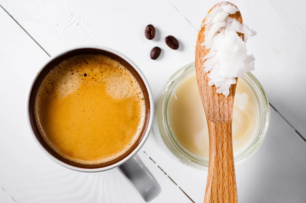Do ulubionej kawy dodaj łyżeczkę oleju kokosowego - taki napój przyspieszy proces spalania tłuszczu