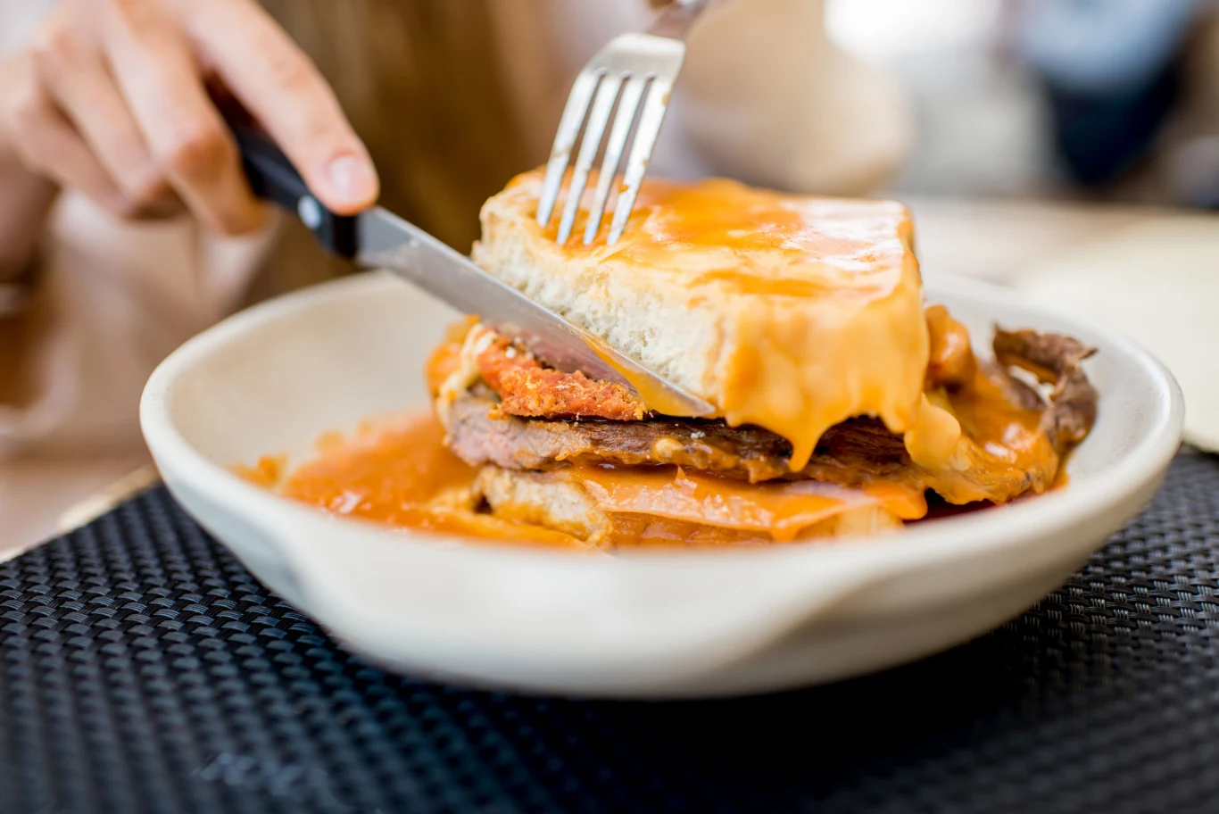 Francesinha jest jednym z najpopularniejszych portugalskich fast-foodów Francesinha jest jednym z najpopularniejszych portugalskich fast-foodów