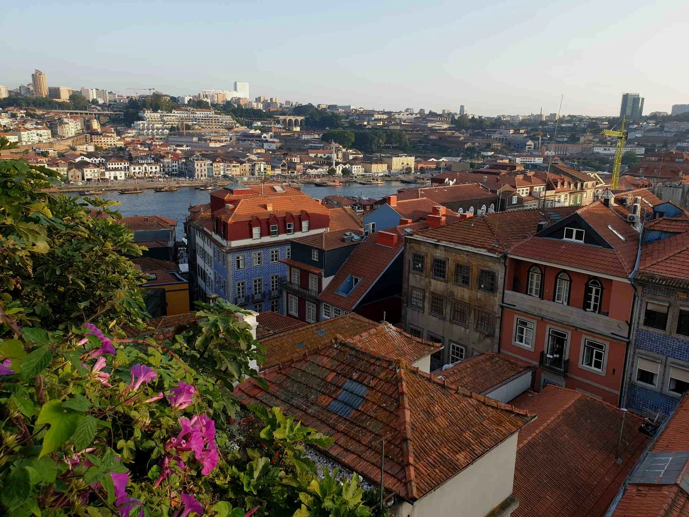 Widok na budynki i rzekę Douro w Porto Widok na budynki i rzekę Douro w Porto