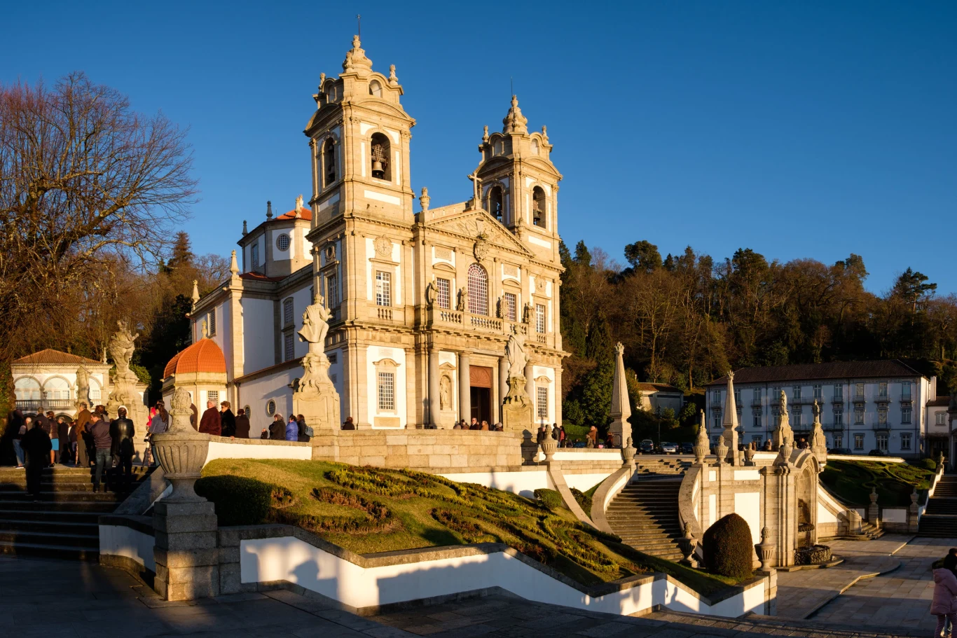 Sanktuarium Bom Jesus do Monte w Portugalii jest chętnie odwiedzane przez turystów Sanktuarium Bom Jesus do Monte w Portugalii jest chętnie odwiedzane przez turystów