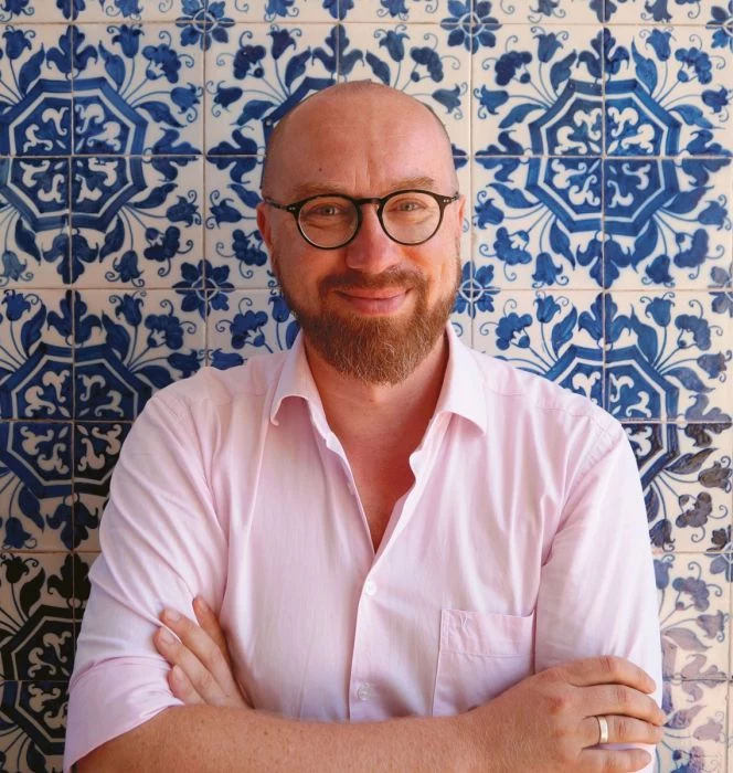 Bartek Kieżun jest dziennikarzem i blogerem kulinarnym oraz autorem książki "Portugalia do zjedzenia"
