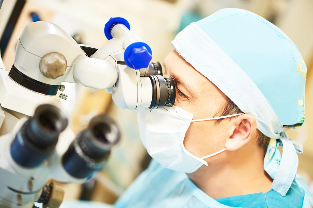 Kiedy transplantacja oka? W tej chwili lekarze są w stanie wykonać wyłącznie przeszczep rogówki, co poprawia jakość widzenia. Mocno pracują jednak nad możliwością przeszczepiania całego oka, co, według zapowiedzi, ma się wydarzyć w ciągu najbliższej dekady. Nie jest to zabieg prosty – przeszczep oka wymaga bowiem skomplikowanego połącznia sieci mięśni, naczyń krwionośnych i nerwów, które łączą je z mózgiem. Lekarze są jednak pełni nadziei. Kiedy transplantacja oka? W tej chwili lekarze są w stanie wykonać wyłącznie przeszczep rogówki, co poprawia jakość widzenia. Mocno pracują jednak nad możliwością przeszczepiania całego oka, co, według zapowiedzi, ma się wydarzyć w ciągu najbliższej dekady. Nie jest to zabieg prosty – przeszczep oka wymaga bowiem skomplikowanego połącznia sieci mięśni, naczyń krwionośnych i nerwów, które łączą je z mózgiem. Lekarze są jednak pełni nadziei.