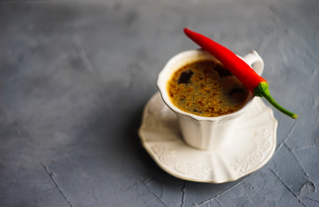 Jeśli chcesz, by kawa miała działanie rozgrzewające, wzbogać ją o szczyptę chili, imbiru, kardamonu albo anyżu. Jeśli chcesz, by kawa miała działanie rozgrzewające, wzbogać ją o szczyptę chili, imbiru, kardamonu albo anyżu.