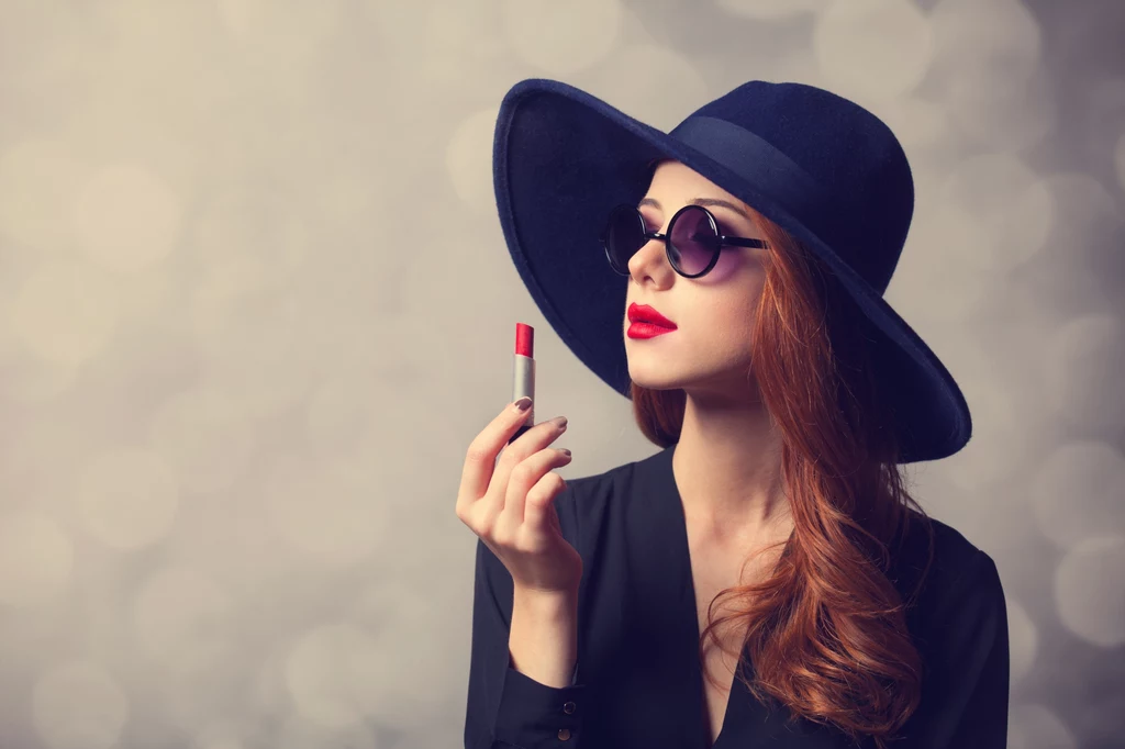 UWAGA! Zdradzamy trik, jak sprawdzić kolor szminki, nie malując nim ust (np. w perfumierii). UWAGA! Zdradzamy trik, jak sprawdzić kolor szminki, nie malując nim ust (np. w perfumierii).