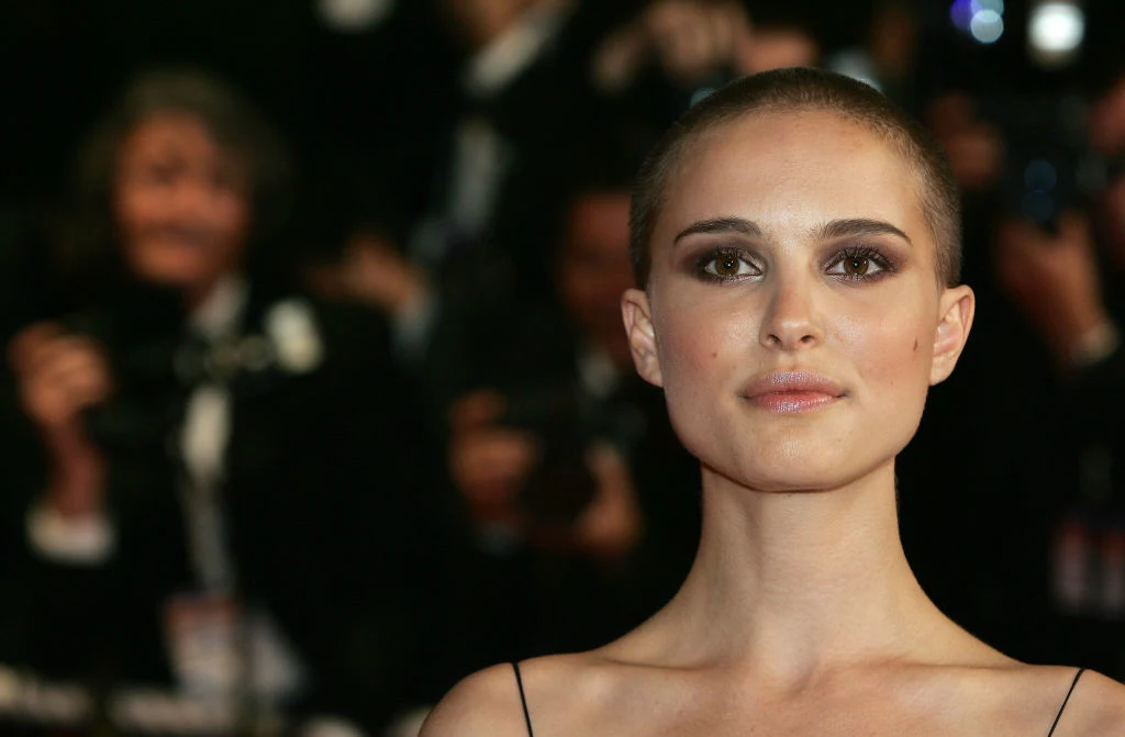 Ścięła włosy do filmu "V For Vendetta", ale przyznała później, że bardzo lubi siebie w krótkich włosach. Nic dziwnego, bo wygląda w nich fenomenalnie! Ścięła włosy do filmu "V For Vendetta", ale przyznała później, że bardzo lubi siebie w krótkich włosach. Nic dziwnego, bo wygląda w nich fenomenalnie!