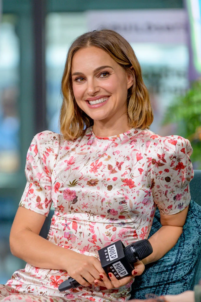 Natalie Portman również jest jedną z tych aktorek, które decyzję o zmianie fryzury podjęły ze względu na rolę w filmie. Natalie Portman również jest jedną z tych aktorek, które decyzję o zmianie fryzury podjęły ze względu na rolę w filmie.
