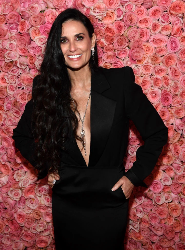 Demi Moore jest powszechnie znana ze swoich pięknych, ciemnych włosów. Ścięła je jednak do roli w filmie "G.I. Jane". Demi Moore jest powszechnie znana ze swoich pięknych, ciemnych włosów. Ścięła je jednak do roli w filmie "G.I. Jane".