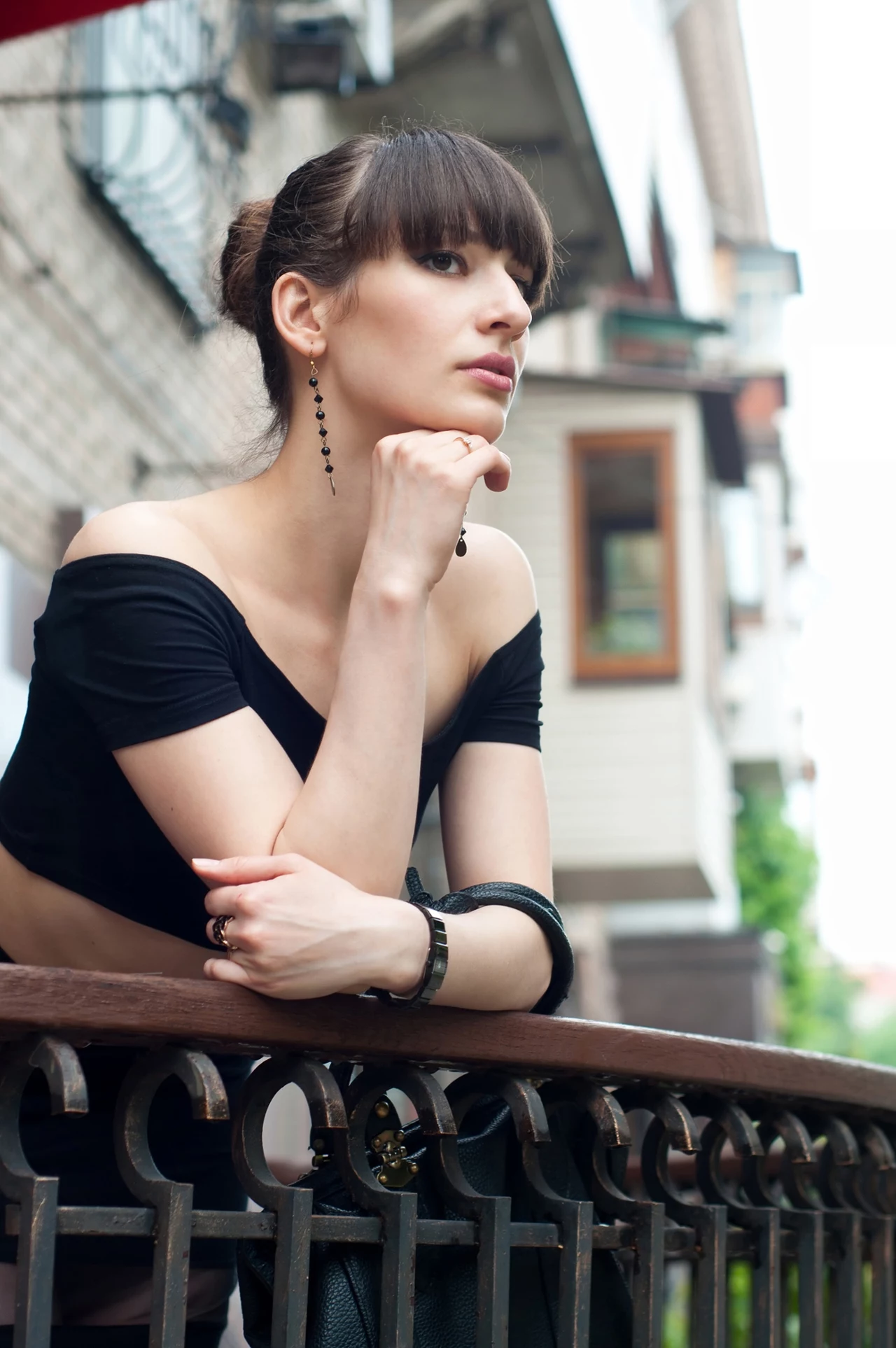 Układaj ją na okrągłej szczotce lub wałku, by tworzyła modny „wałeczek” w stylu retro (taka świetnie wygląda z dłuższymi, sięgającymi ramion włosami) lub nadaj jej nowoczesny styl, wygładzając prostownicą – tak by pasemka opadały miękko na czoło. Układaj ją na okrągłej szczotce lub wałku, by tworzyła modny „wałeczek” w stylu retro (taka świetnie wygląda z dłuższymi, sięgającymi ramion włosami) lub nadaj jej nowoczesny styl, wygładzając prostownicą – tak by pasemka opadały miękko na czoło.