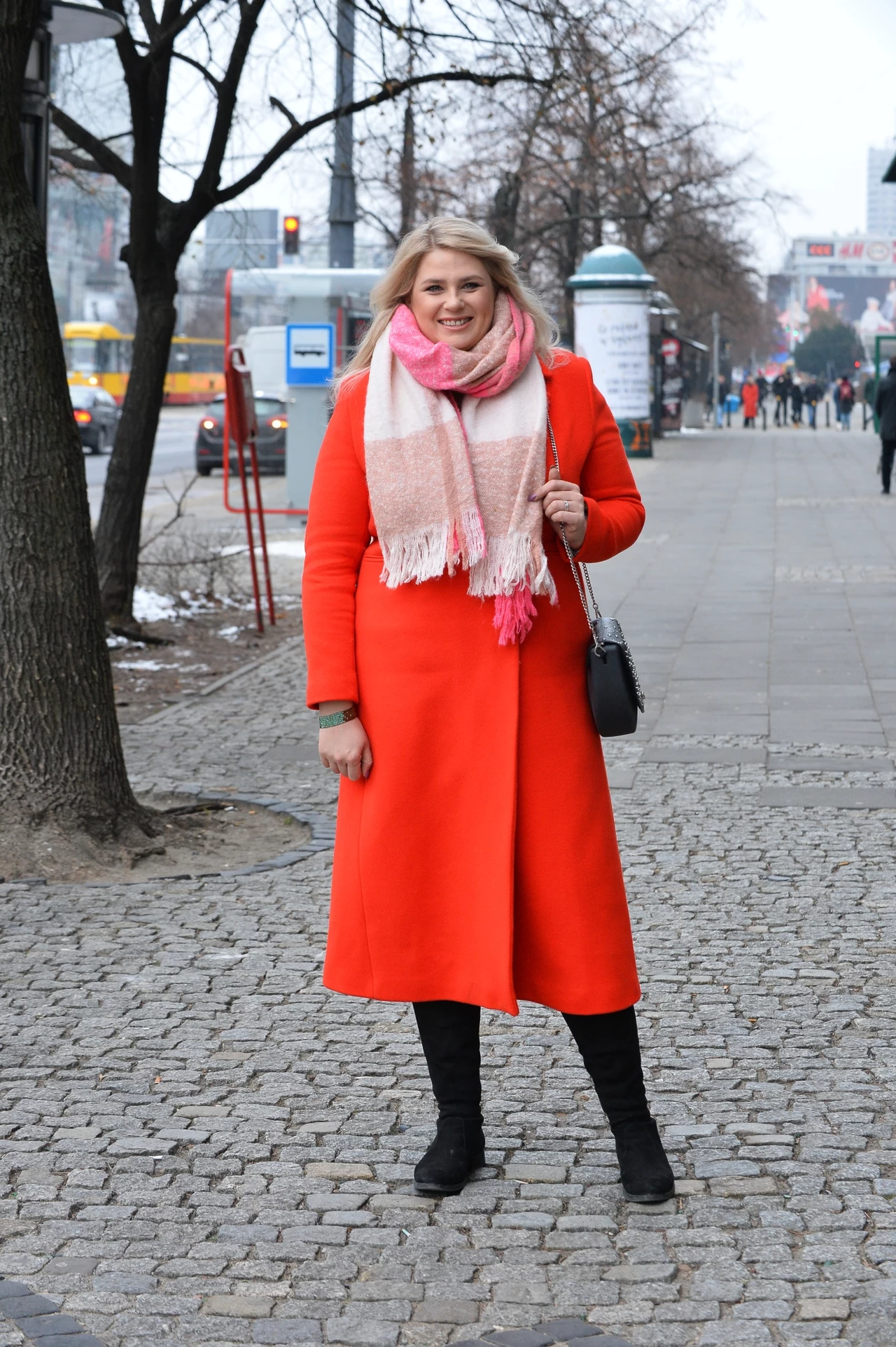 Elżbieta Romanowska do okrycia o wyrazistej barwie dopasowała szalik, który również wyróżnia się z tłumu. Wszystko jednak utrzymane jest w podobnej tonacji kolorystycznej. Elżbieta Romanowska do okrycia o wyrazistej barwie dopasowała szalik, który również wyróżnia się z tłumu. Wszystko jednak utrzymane jest w podobnej tonacji kolorystycznej.