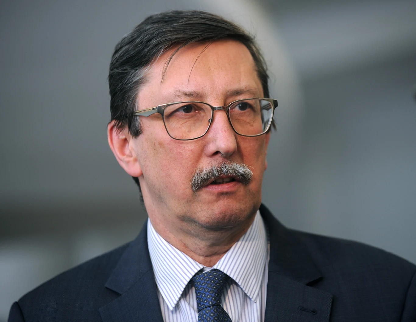 Jan Żaryn, jeden z najbardziej medialnych senatorów PiS nie zasiądzie w Senacie na kolejną kadencję. Wynik 48,48 proc. poparcia to za mało, aby pokonać Jolantę Hibner z KO (51,52 proc.).
