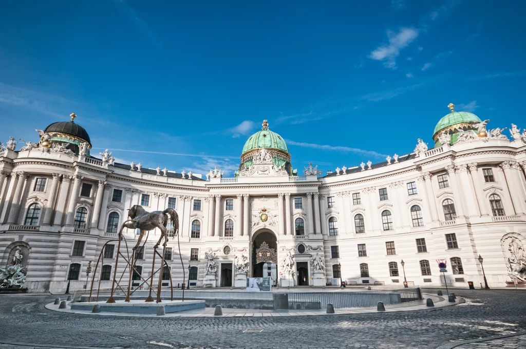 Położona jest w południowo-zachodniej części miasta, za to w centrum podziwiać możemy główną siedzibę władców Austrii, kompleks pałacowy Hofburg. Obok ulokowane są znakomite muzea i galerie. Położona jest w południowo-zachodniej części miasta, za to w centrum podziwiać możemy główną siedzibę władców Austrii, kompleks pałacowy Hofburg. Obok ulokowane są znakomite muzea i galerie.