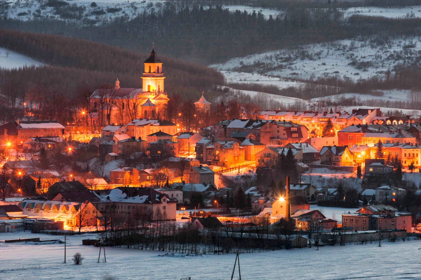 Widok na panoramę Rymanowa nocą