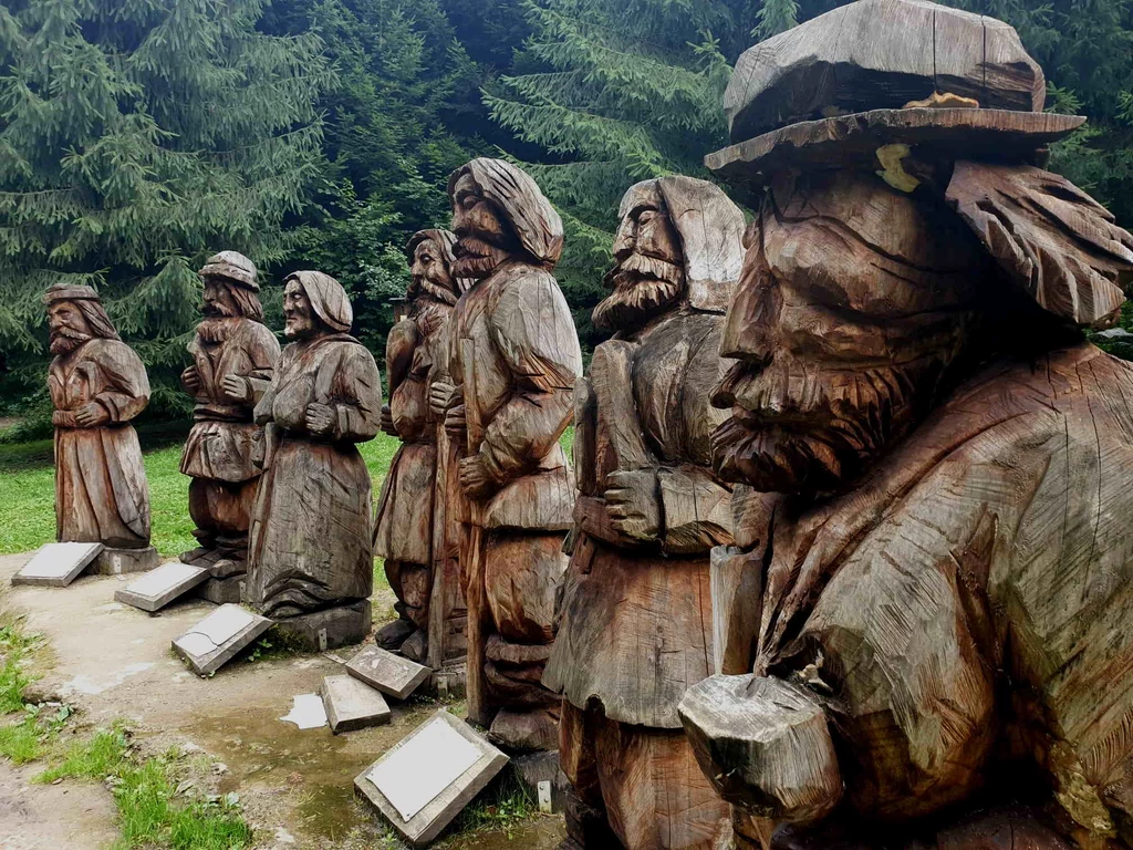 Drewniane rzeźby na Zbójnickiej Polanie w Rymanowie-Zdroju