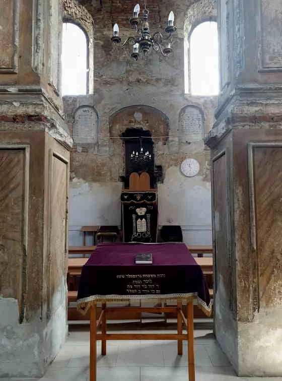 Wnętrze synagogi w Rymanowie