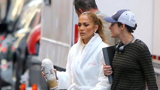 Stylizacje Jennifer Lopez najczęściej są bardzo kobiece i idealnie dopasowane do jej sylwetki. Dlatego też amerykańska aktorka i piosenkarka zawsze wygląda olśniewająco. 

Niedawno gwiazda zaskoczyła wszystkich. Pojawiła się na środku ulicy... w samym szlafroku!