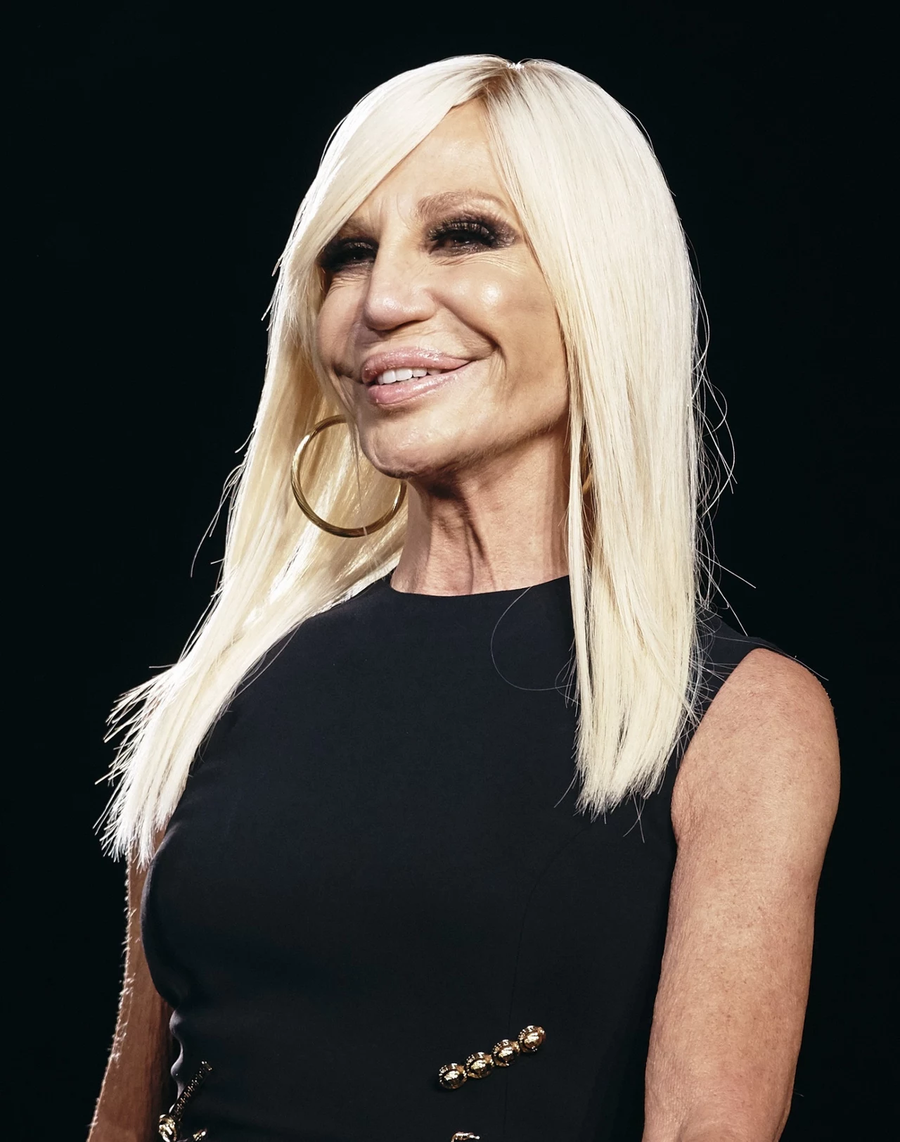 Donatella Versace zachwyciła ostatnio fotoreporterów, gdy pojawiła się na własnym pokazie mody wraz z Jennifer Lopez. Trudno odgadnąć wiek znanej projektantki. Kobieta 2 maja świętowała 64. urodziny. Donatella Versace zachwyciła ostatnio fotoreporterów, gdy pojawiła się na własnym pokazie mody wraz z Jennifer Lopez. Trudno odgadnąć wiek znanej projektantki. Kobieta 2 maja świętowała 64. urodziny.