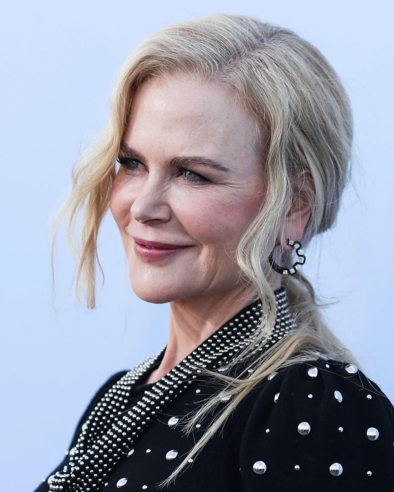 Nieruchome czoło, powiększone usta i policzki, wiecznie zdziwione brwi. W ostatnich latach twarz Nicole Kidman często tak się prezentowała. Fani gwiazdy ubolewali nad tym, że przez zamiłowanie do zabiegów medycyny estetycznej, ucierpiała jej gra aktorska. Nicole Kidman wzięła sobie ich krytykę do serca i zrezygnowała z botoksu, dzięki czemu odzyskała władzę nad mimiką twarzy. Nieruchome czoło, powiększone usta i policzki, wiecznie zdziwione brwi. W ostatnich latach twarz Nicole Kidman często tak się prezentowała. Fani gwiazdy ubolewali nad tym, że przez zamiłowanie do zabiegów medycyny estetycznej, ucierpiała jej gra aktorska. Nicole Kidman wzięła sobie ich krytykę do serca i zrezygnowała z botoksu, dzięki czemu odzyskała władzę nad mimiką twarzy.