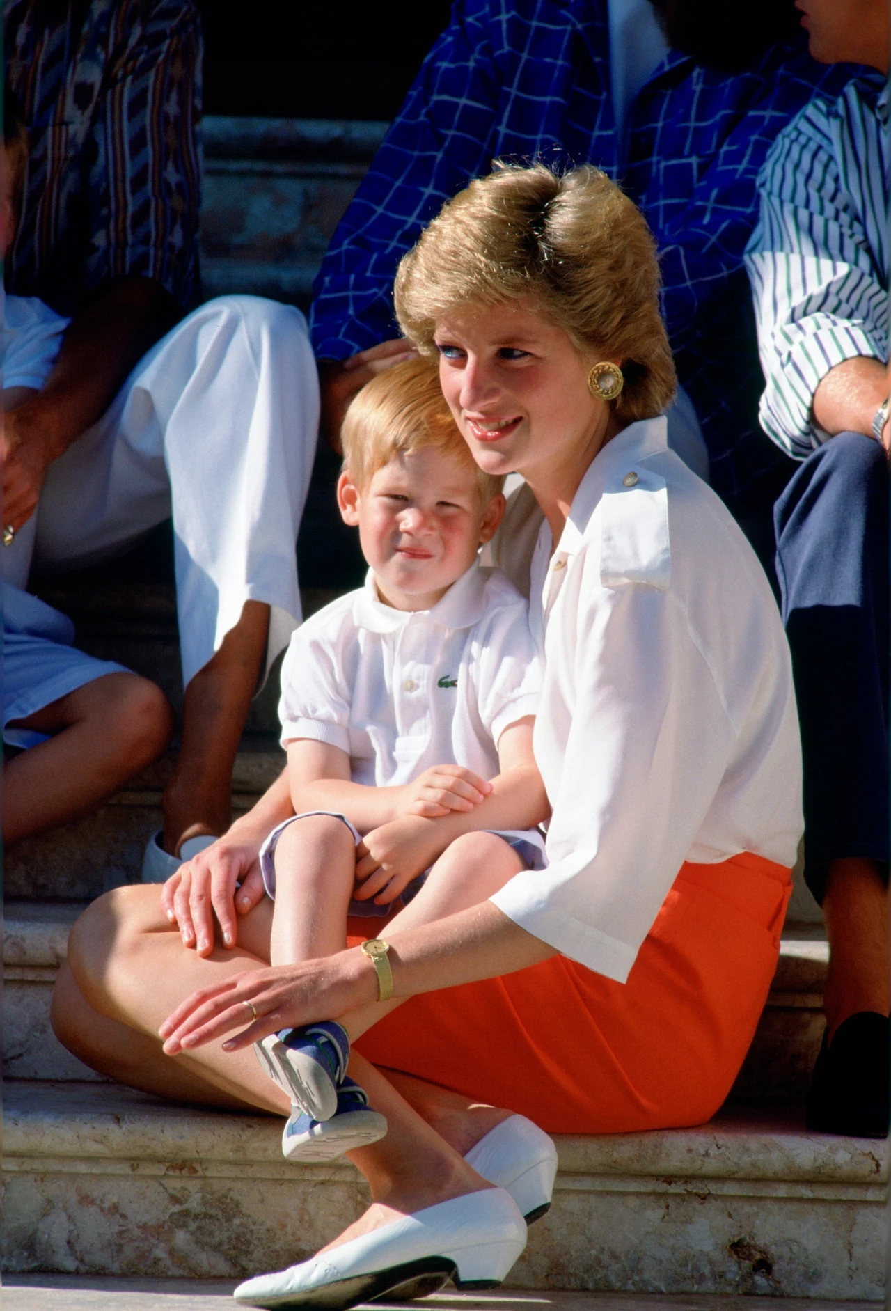 Księżna Diana zanim została członkiem rodziny królewskiej, uczyła dzieci w jednym z londyńskich przedszkoli. Księżna Diana zanim została członkiem rodziny królewskiej, uczyła dzieci w jednym z londyńskich przedszkoli.