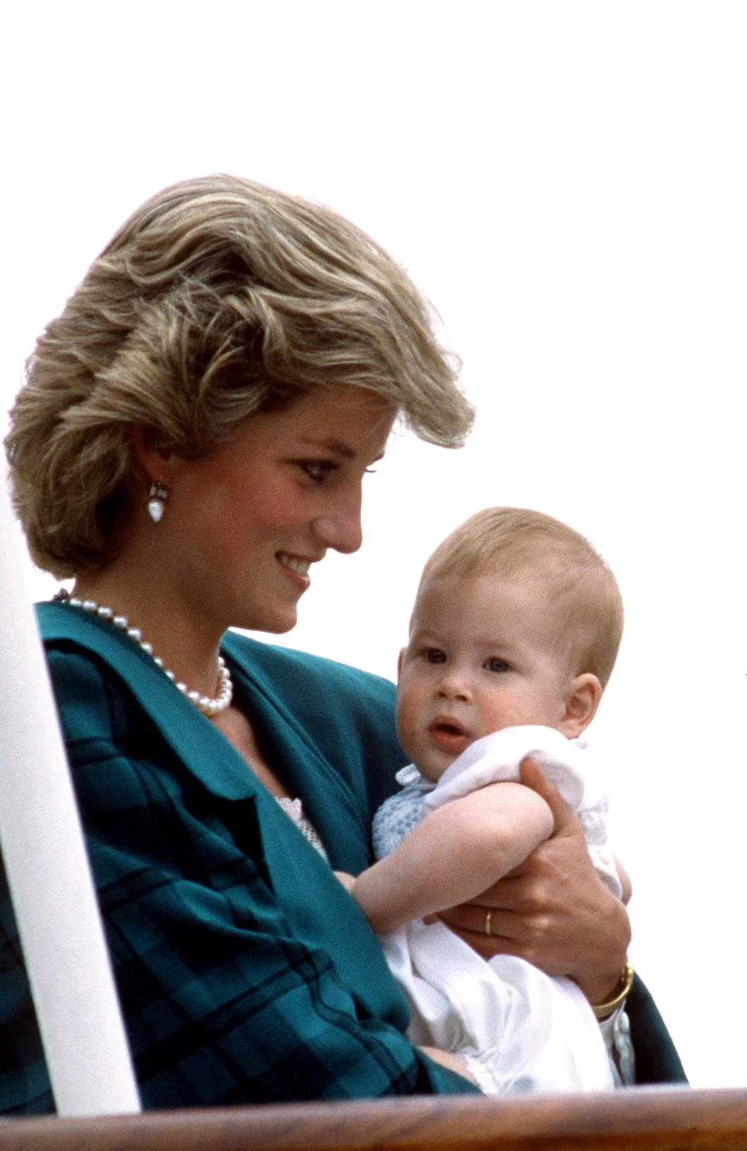 Wynajmowała mieszkanie z koleżankami i codziennie rano stawiała się jako asystentka nauczyciela w przedszkolu Young England. Wiedzę, którą tam zdobyła wykorzystywała w życiu rodzinnym. Jej zdjęcia z dziećmi do dziś potrafią rozczulić niejednego twardziela. Wynajmowała mieszkanie z koleżankami i codziennie rano stawiała się jako asystentka nauczyciela w przedszkolu Young England. Wiedzę, którą tam zdobyła wykorzystywała w życiu rodzinnym. Jej zdjęcia z dziećmi do dziś potrafią rozczulić niejednego twardziela.