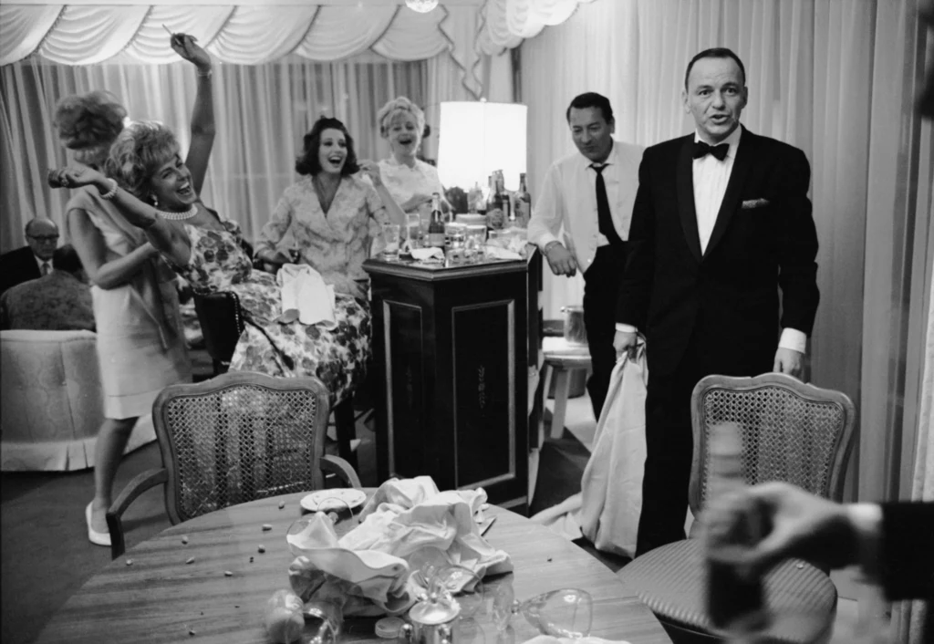 Sinatra cudem przeżył narodziny. Ważył niemal sześć kilogramów, dlatego lekarze zadecydowali, że poród będzie kleszczowy. Niestety zabieg spowodował uszczerbek na jego zdrowiu. Miał lekko naderwane ucho i uszkodzoną twarz. Porodowe blizny do końca życia maskował makijażem. Sinatra cudem przeżył narodziny. Ważył niemal sześć kilogramów, dlatego lekarze zadecydowali, że poród będzie kleszczowy. Niestety zabieg spowodował uszczerbek na jego zdrowiu. Miał lekko naderwane ucho i uszkodzoną twarz. Porodowe blizny do końca życia maskował makijażem.