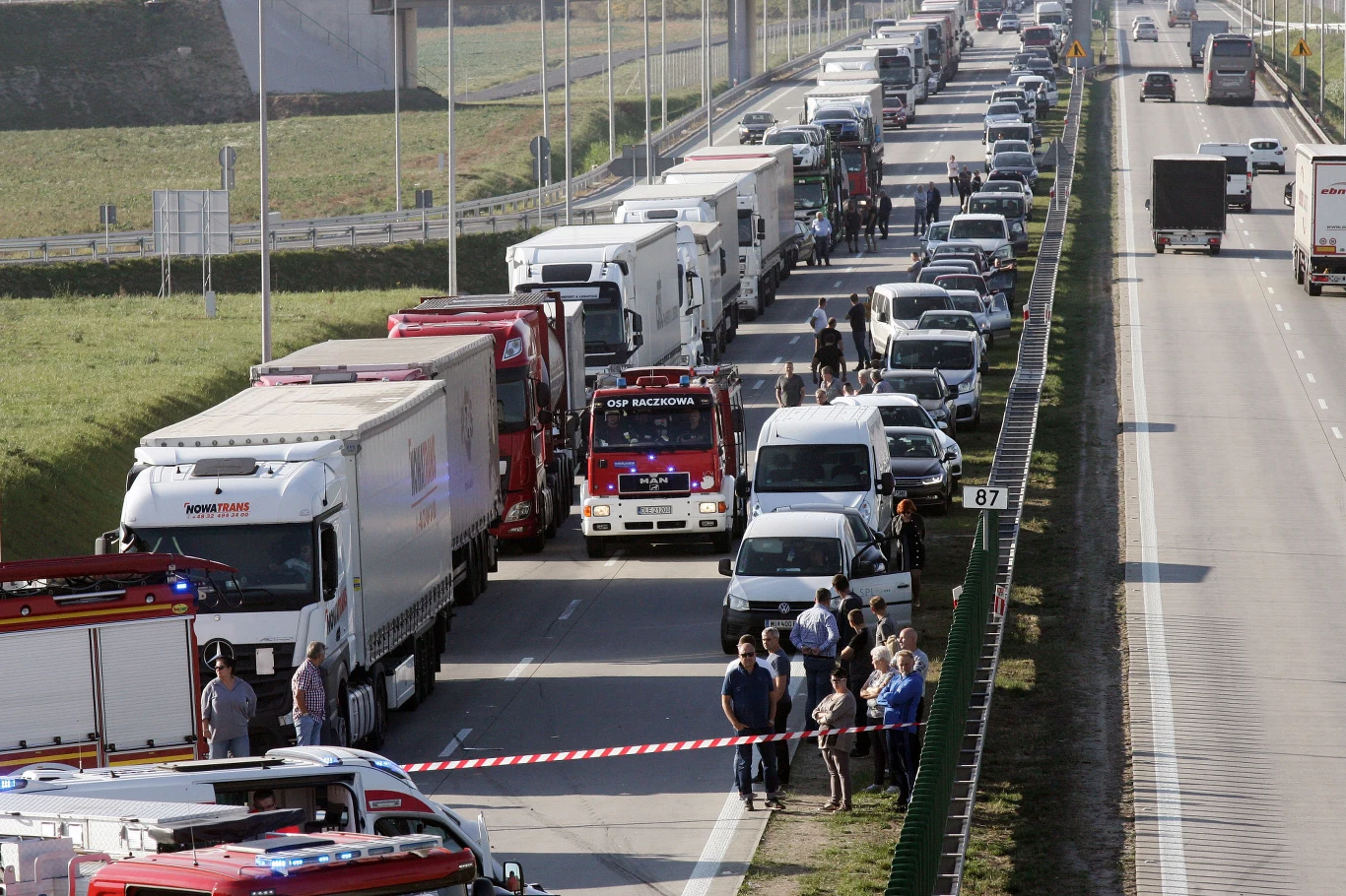 Obecnie nie ma przepisów, które nakazywałyby tworzenie korytarza życia Obecnie nie ma przepisów, które nakazywałyby tworzenie korytarza życia