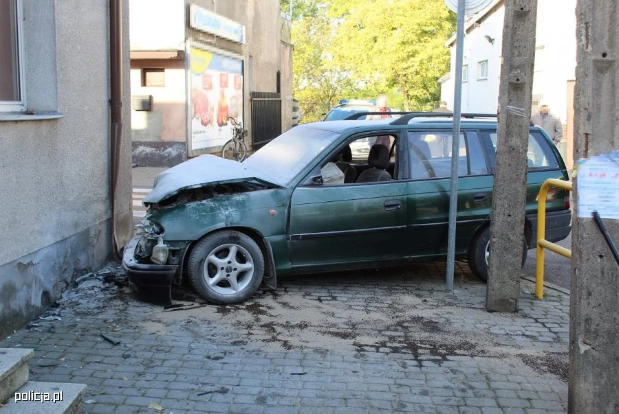 Kierowca opla astry uderzył w budynek